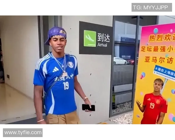 中国足球明星亲自出门签名视频记录球迷热情瞬间 中国足球明星亲自出门签名视频记录球迷热情瞬间